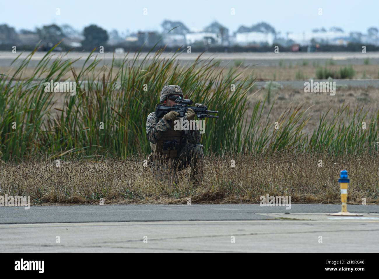 Marines avanzan en su objetivo durante una demostración de MAGTF en MCAS Miramar en San Diego, California. Foto de stock