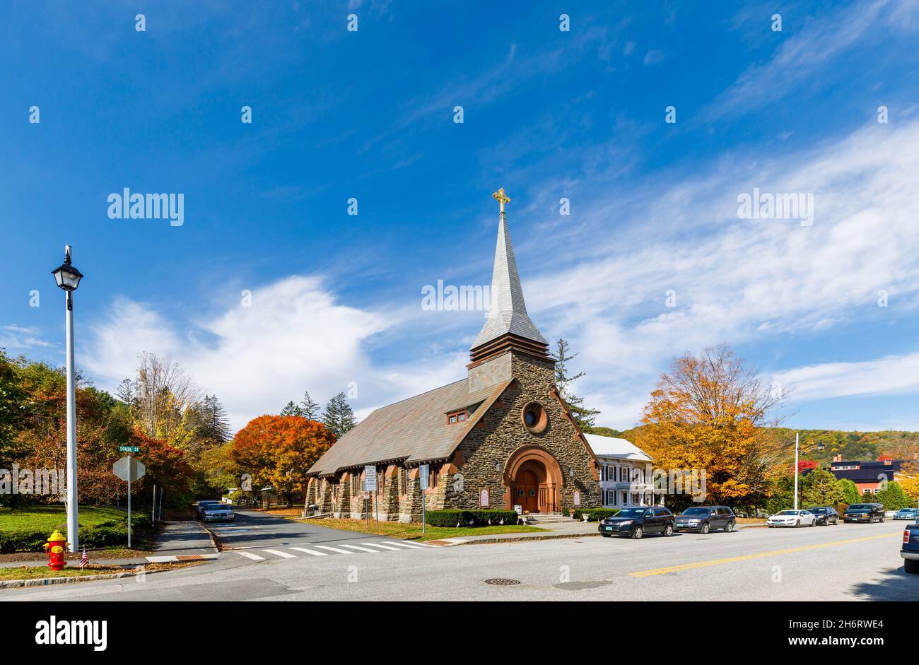 Nuestra Señora de las Nieves Iglesia Católica Romana, un punto de referencia local en Woodstock, Vermont, Nueva Inglaterra, EE.UU. En otoño con colores de otoño Foto de stock
