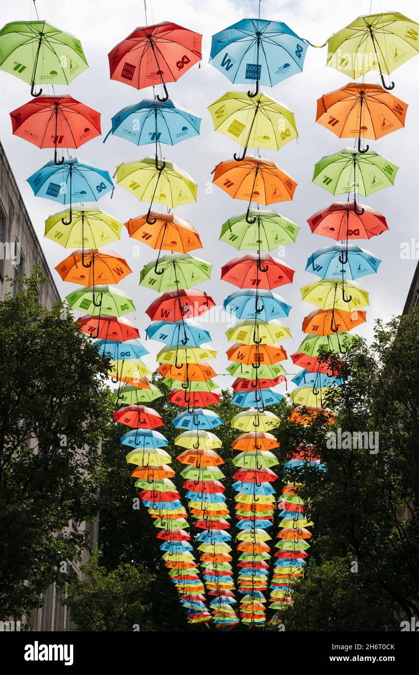 Un proyecto de arte en la calle paraguas en el centro de la ciudad de  Liverpool cerca de la calle Bold Fotografía de stock - Alamy