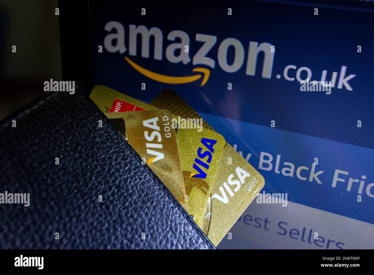 Asunción, Paraguay. 17th Nov, 2021. Ilustración: Las tarjetas de débito y  crédito Visa se ven en frente del sitio de Amazon en el Reino Unido. Amazon  dejará de aceptar tarjetas de crédito