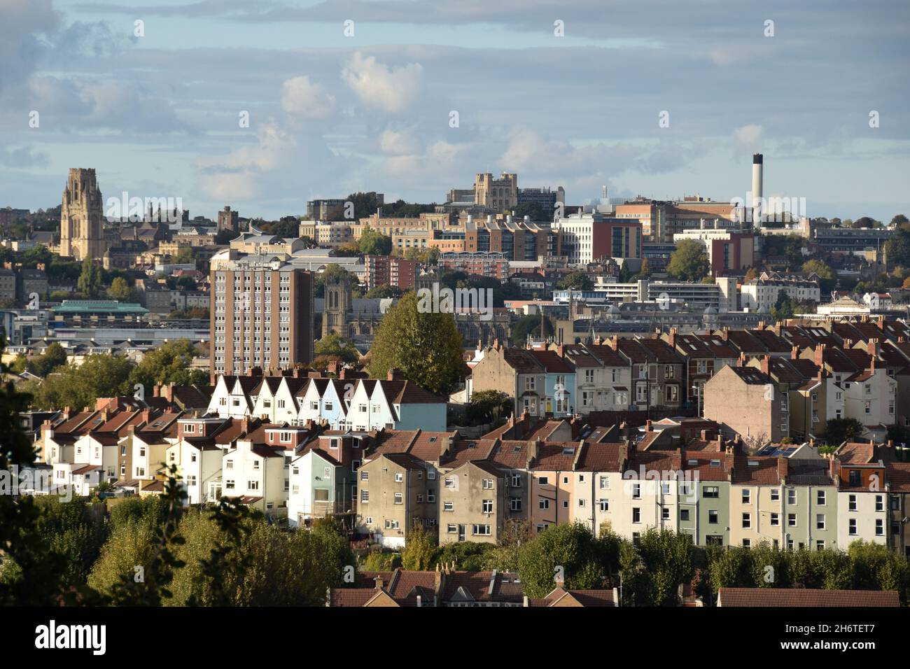 Paisaje urbano de Bristol visto desde la reserva natural de las laderas del norte. Terrazas suburbanas en primer plano con el horizonte del centro de la ciudad en el horizonte Foto de stock