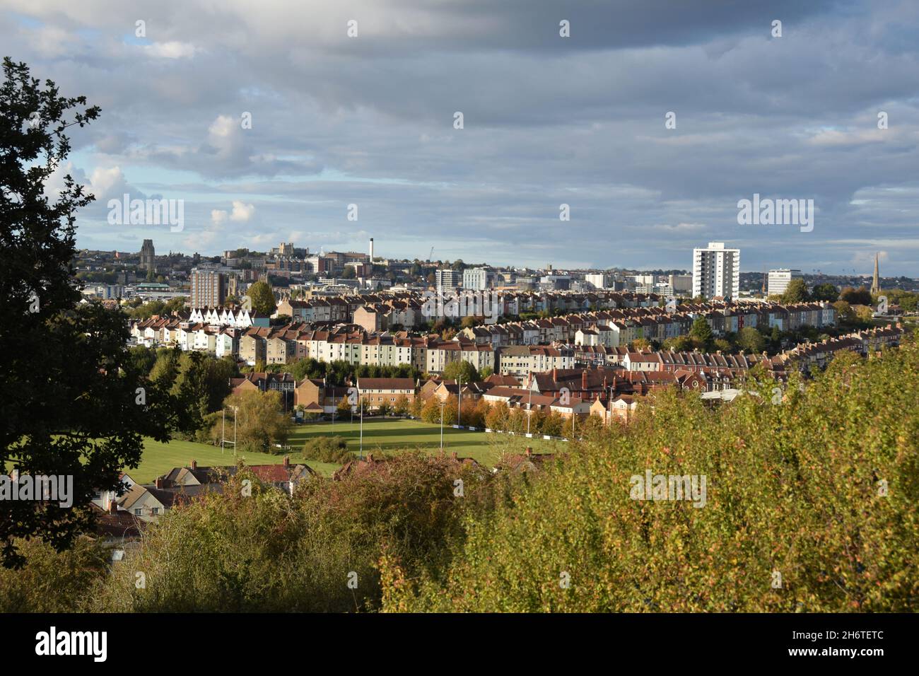 Paisaje urbano de Bristol visto desde la reserva natural de las laderas del norte. Terrazas suburbanas en primer plano con el horizonte del centro de la ciudad en el horizonte Foto de stock