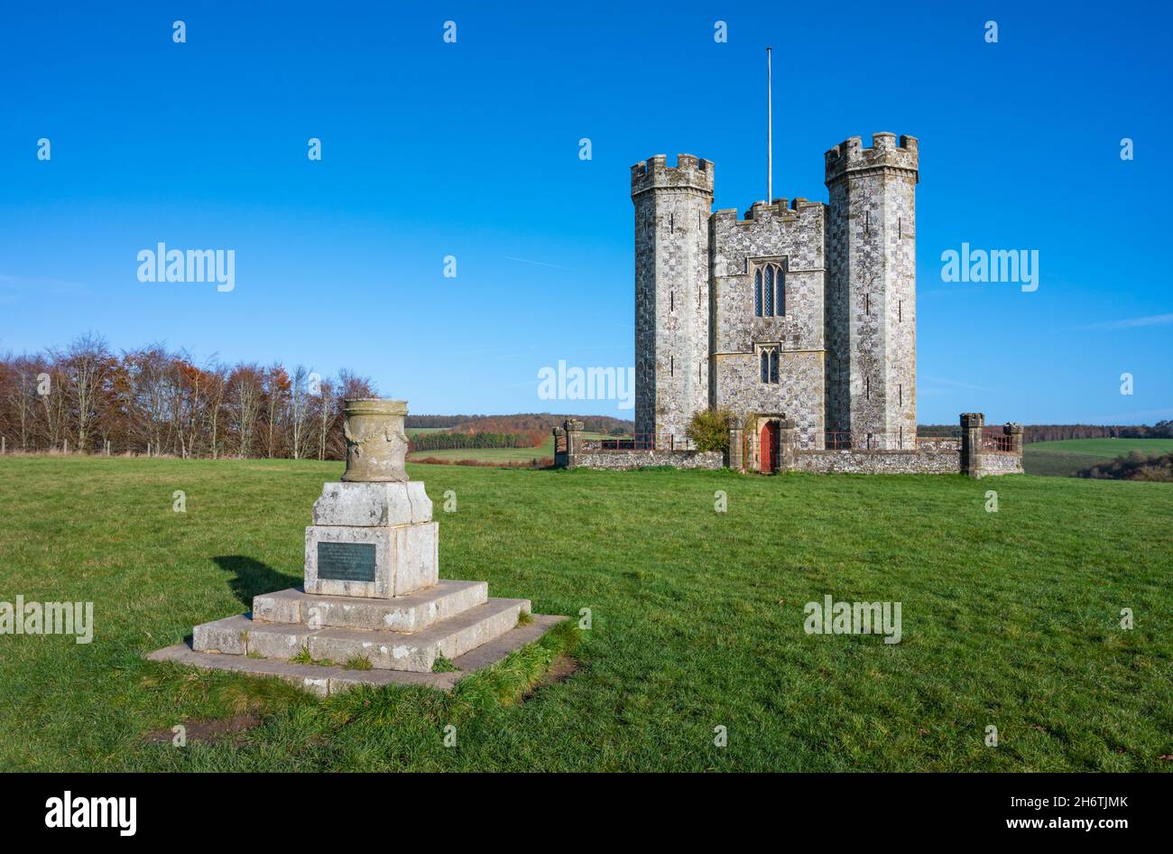 Monumento al sitio de 1855 presentado por el Almirante Lord Lyons a Henry Granville, Duque de Norfolk, y Torre Hiorne (Folly) en Arundel Park, West Sussex, Reino Unido. Foto de stock