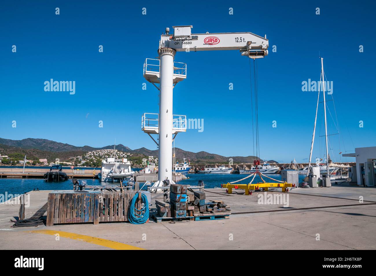 Grúa de pluma en el puerto de Llança, muelle, Llançà. Costa brava,  cataluña, España Fotografía de stock - Alamy