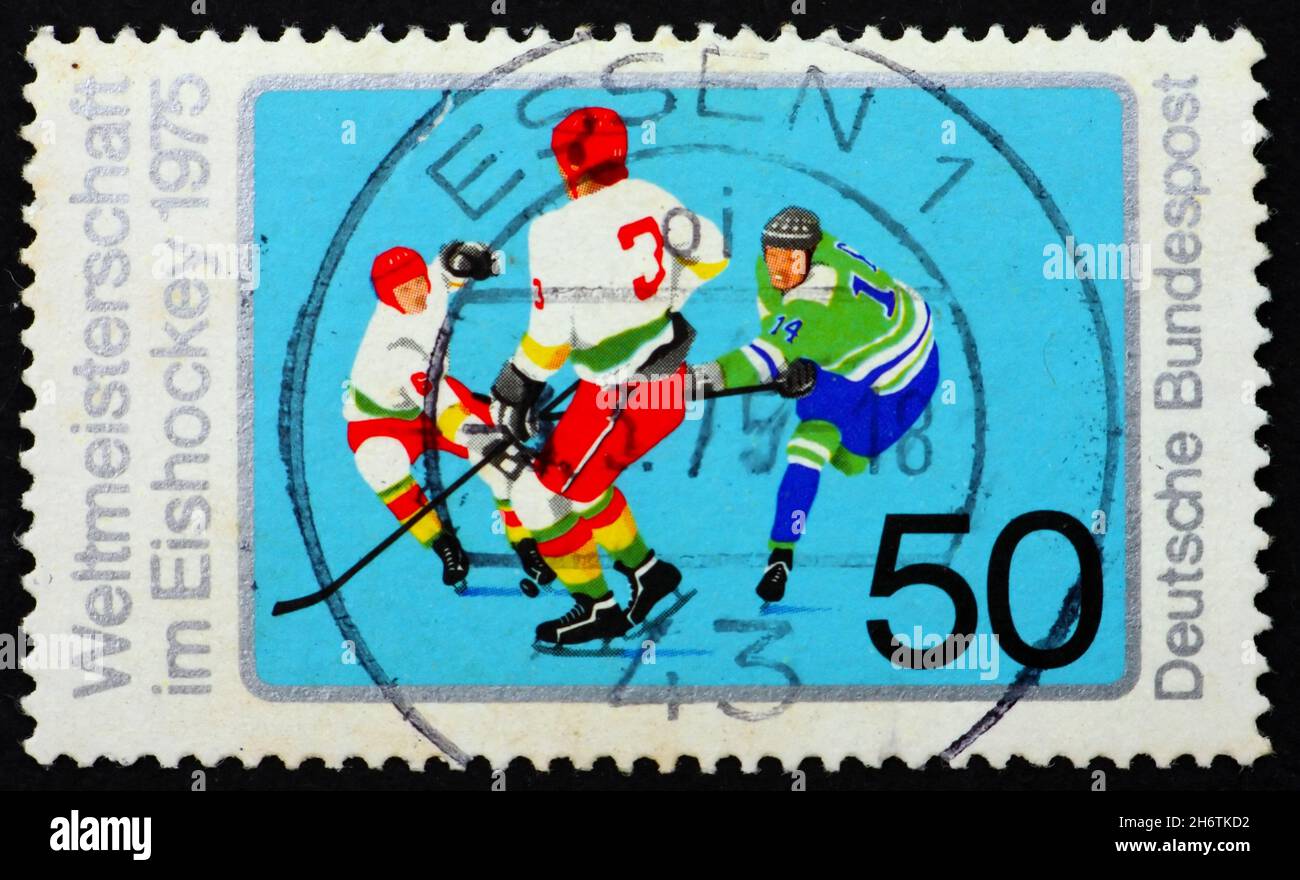 ALEMANIA - ALREDEDOR de 1975: Un sello impreso en Alemania muestra Hockey sobre Hielo, Campeonato Mundial de Hockey sobre Hielo, Munich y Dusseldorf, alrededor de 1975 Foto de stock