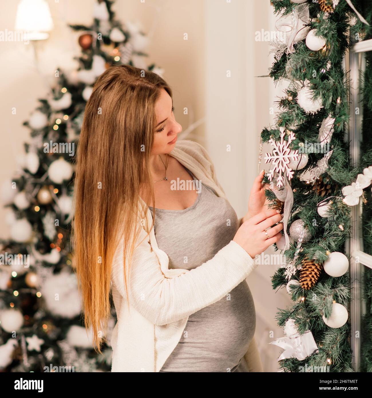 Mujer embarazada y árbol de Navidad, un estudio interior, regalos  Fotografía de stock - Alamy