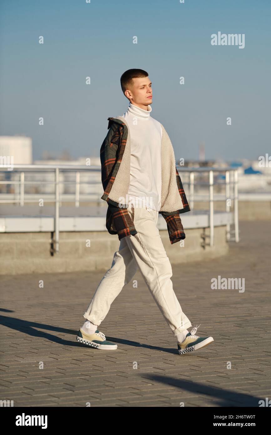 Moda urbana. Hombre joven con ropa suelta caminando por la calle Fotografía  de stock - Alamy
