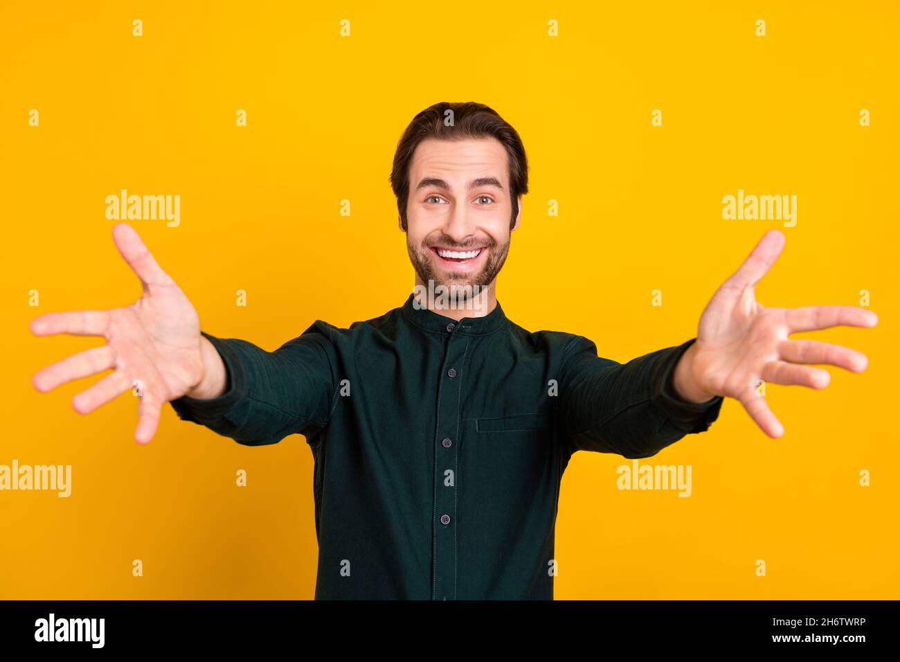 Foto de divertido chico joven vestido elegante ropa informal sonriente  listo abrazo aislado de color amarillo fondo Fotografía de stock - Alamy