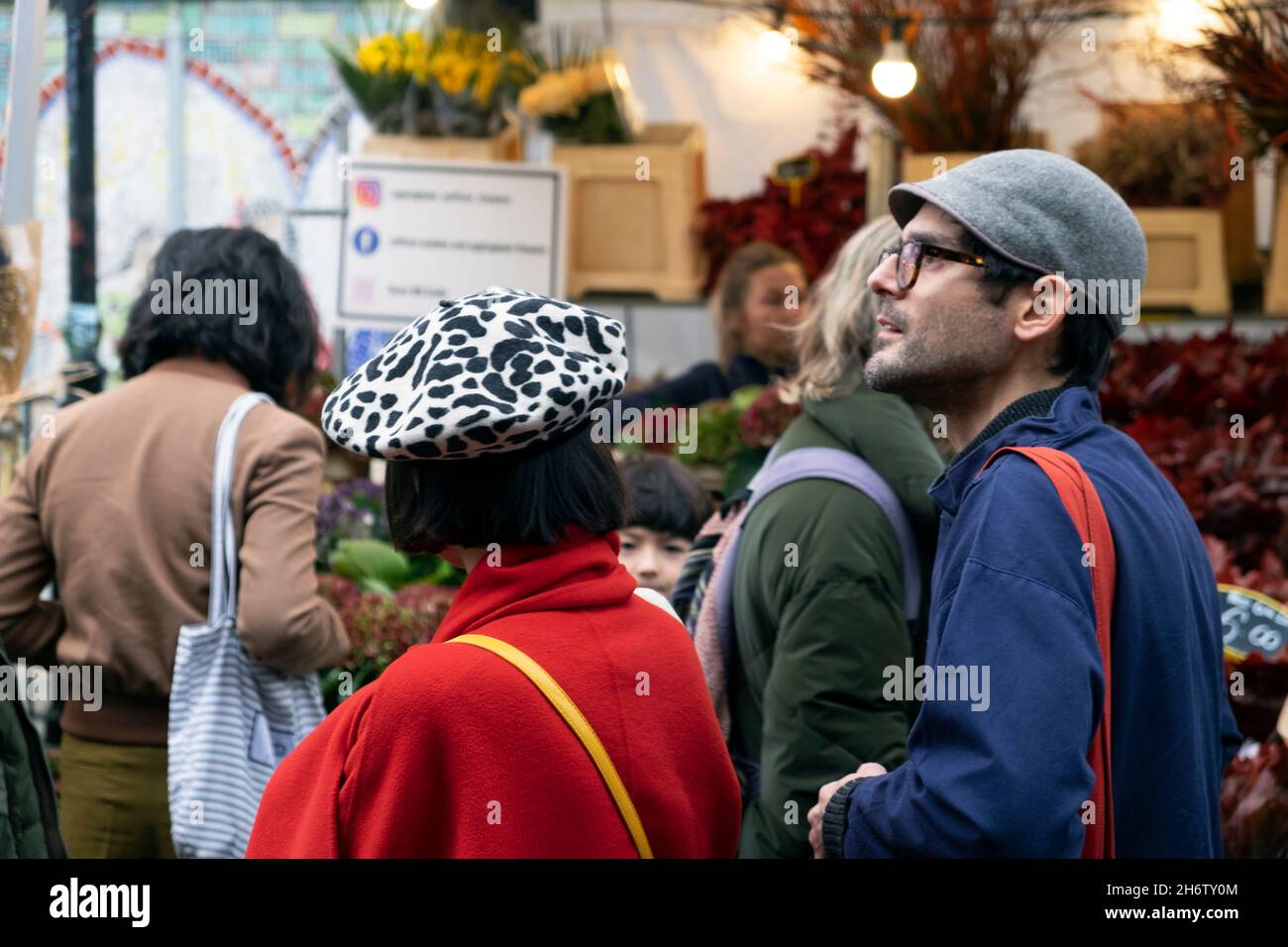 Columbia Road Flower Market Gente comprando plantas flores en la calle en puestos de mercado el domingo en noviembre de 2021 East London Reino Unido KATHY DEWITT Foto de stock