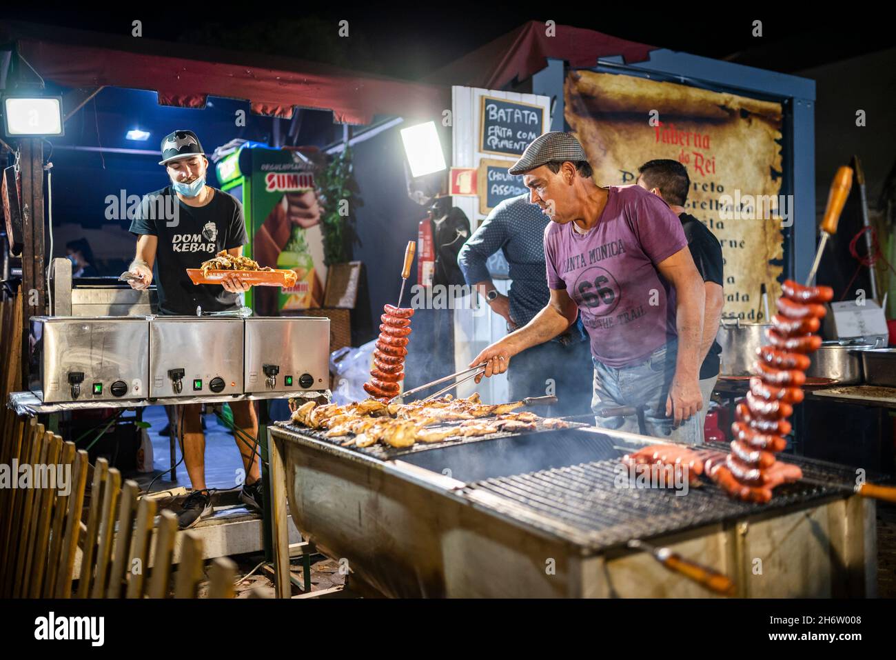 Faro, Portugal - 22 de octubre de 2021: Deliciosas salchichas y pollo a la parrilla en carbón durante la Feria de Santa Iria en Algarve Foto de stock