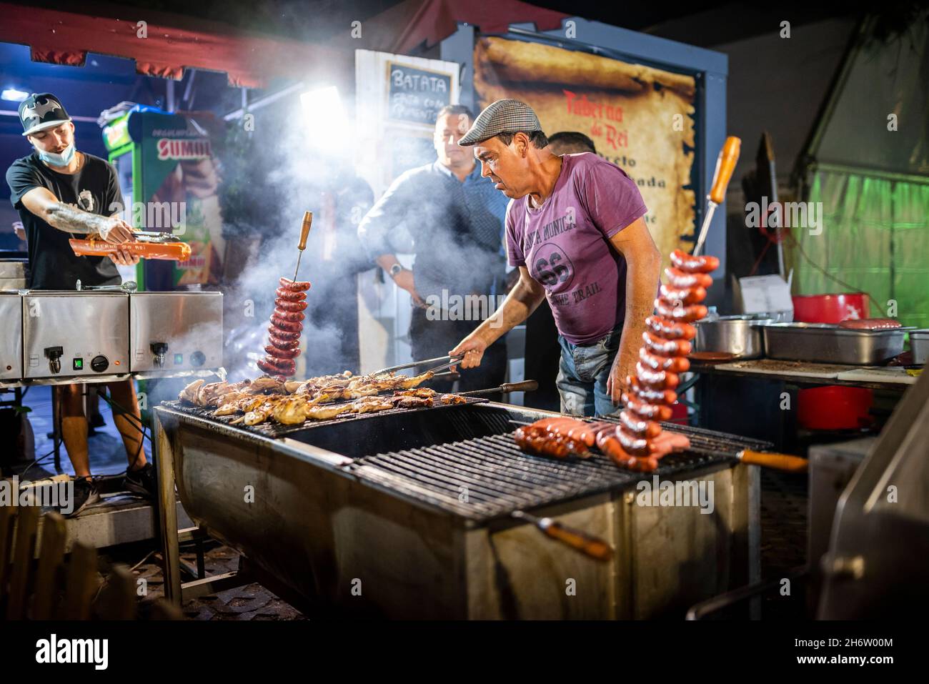 Faro, Portugal - 22 de octubre de 2021: Deliciosas salchichas y pollo a la parrilla en carbón durante la Feria de Santa Iria en Algarve Foto de stock