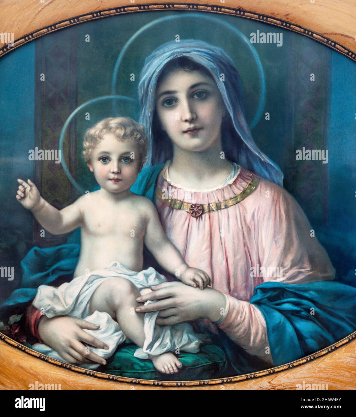 SEBECHLEBY, ESLOVAQUIA - 16 DE NOVIEMBRE de 2021: La Madre de Dios. Imagen católica típica de autor anónimo desde principios del siglo 20th. Foto de stock