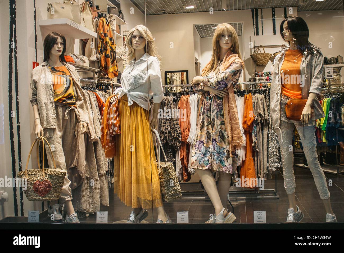 Polonia, Bydgoszcz - 15 de mayo de 2019: Los maniquíes femeninos demuestran una elegante colección de ropa de primavera de verano. Muñecas hermosas en el viento de la tienda Foto de stock