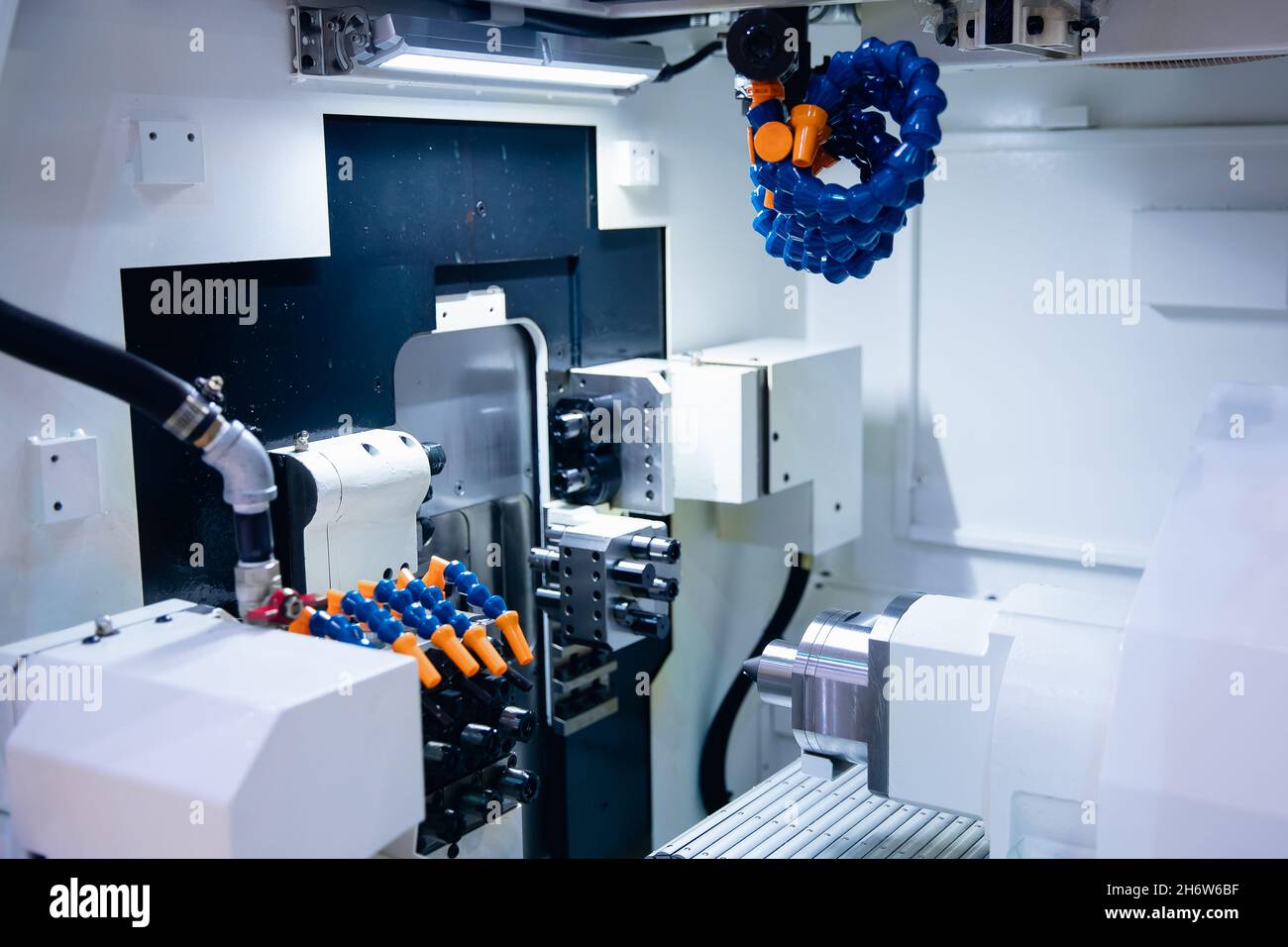 Torneado CNC automático con fresadora de robots. Concepto de la industria  de la máquina de metal antecedentes Fotografía de stock - Alamy