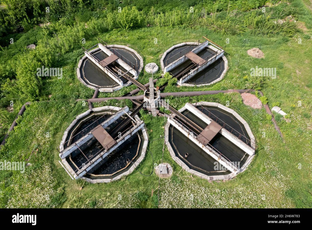 Planta de tratamiento de aguas residuales industriales de la ciudad, vista  aérea superior Fotografía de stock - Alamy