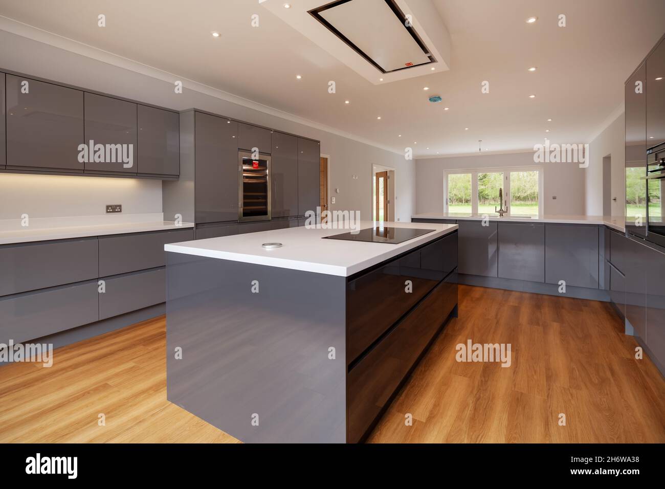 Clavering, Inglaterra - Abril 6 2020: Nueva CASA LUXURY Cocina interior con amplia gama de unidades de color gris con electrodomésticos incorporados Foto de stock