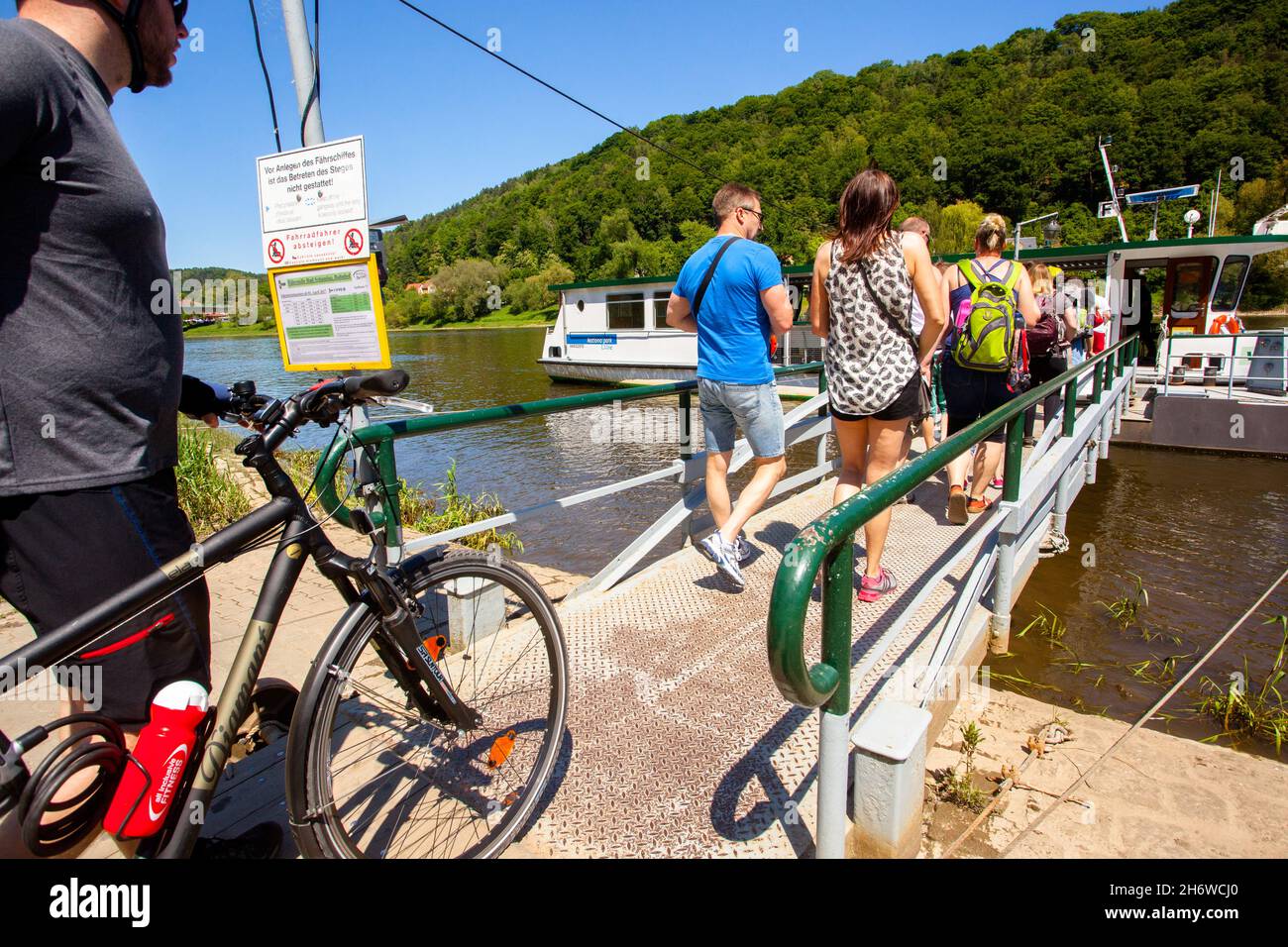 Los turistas se embarcan en un ferry del río Elba Sajonia Alemania Bad Schandau Foto de stock
