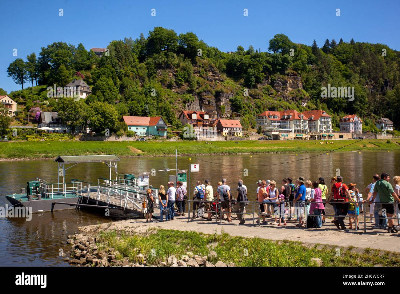 Ferry sajón Suiza Alemania Sajonia Kurort Rathen muchedumbres de personas están esperando el barco, vacaciones de verano Foto de stock