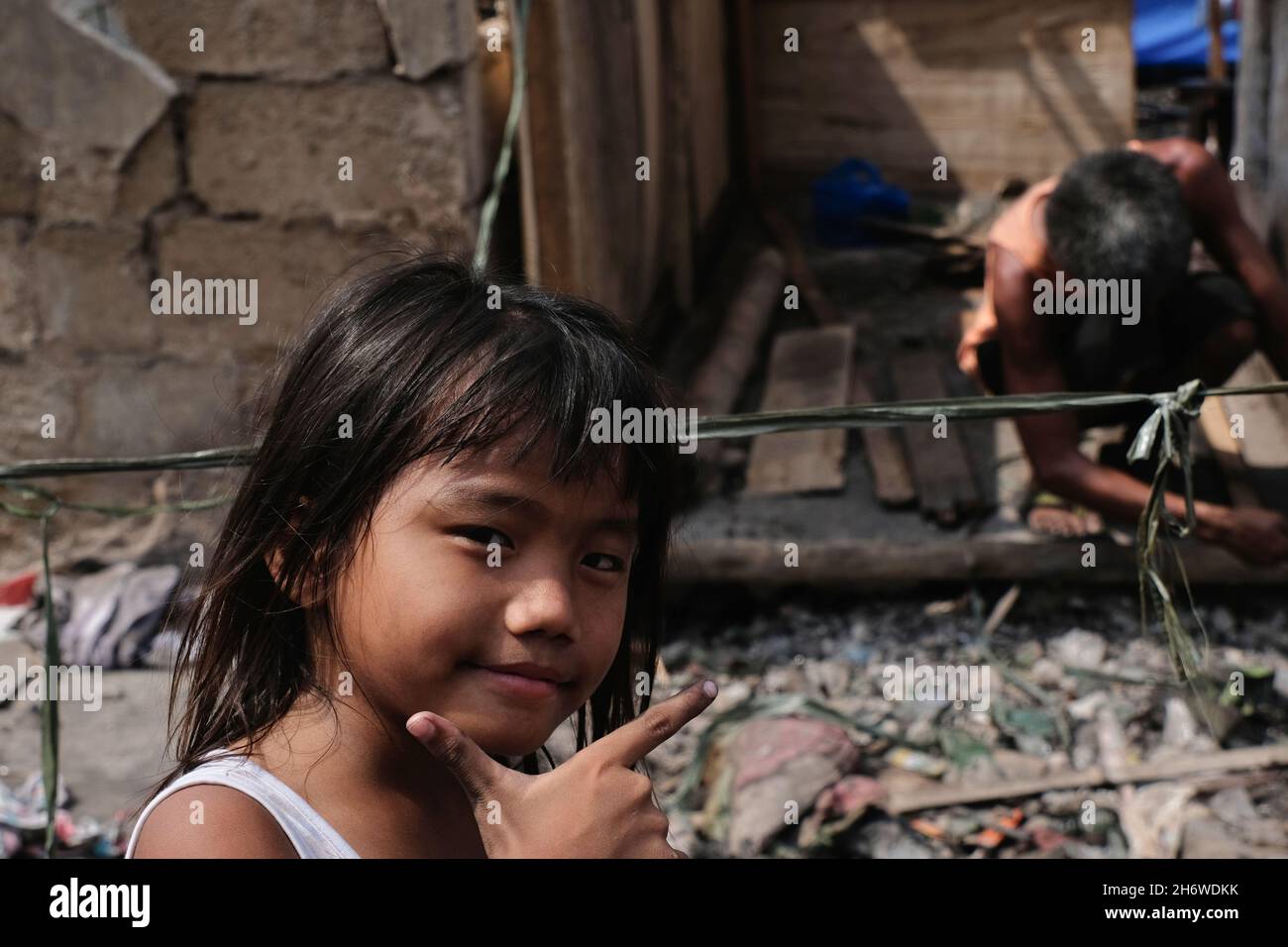 Lugar Quemado, Manila Filipinas, Niños, Adultos, Construidos, Zona pobre Foto de stock