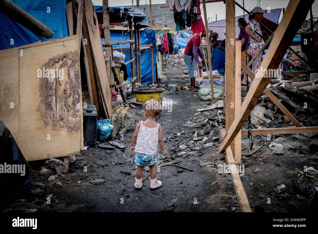 Lugar Quemado, Manila Filipinas, Niños, Adultos, Construidos, Zona pobre Foto de stock