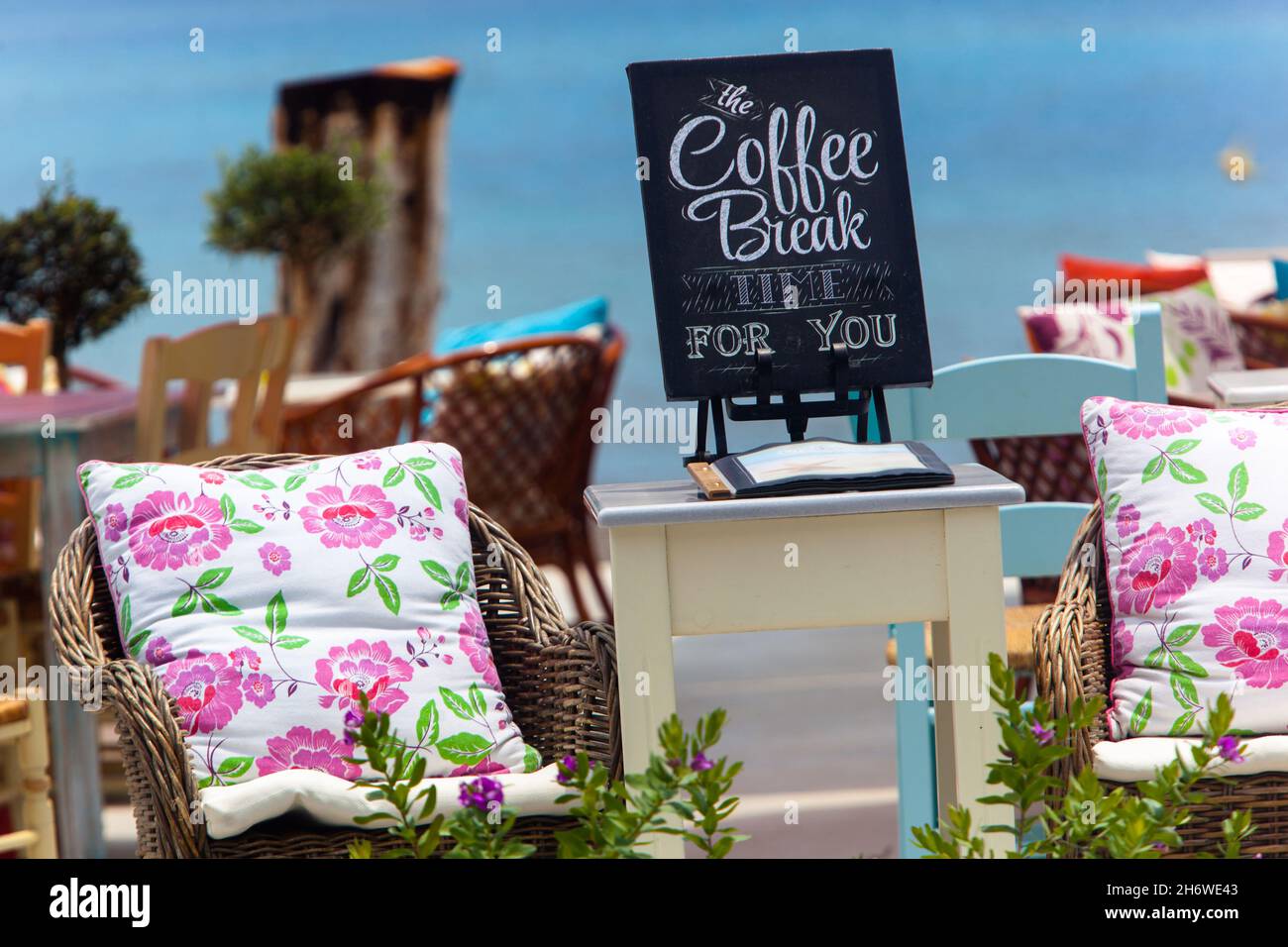 La hora de descanso para el café restaurante Grecia en el mar bien estar fuera Foto de stock
