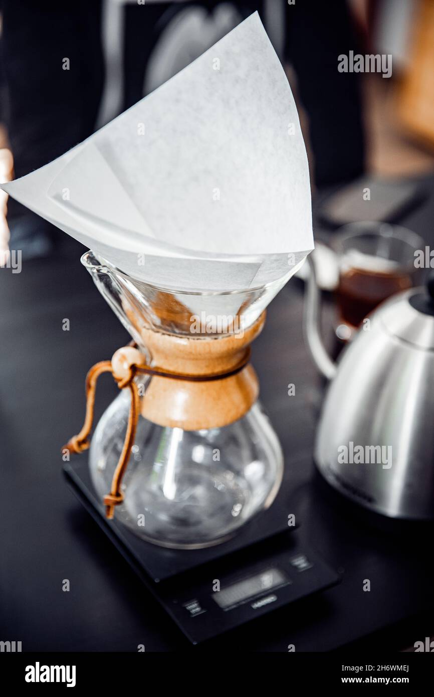 Método alternativo de hacer café, vasos de goteo con filtro de papel chemex  verter sobre la hervidora Fotografía de stock - Alamy