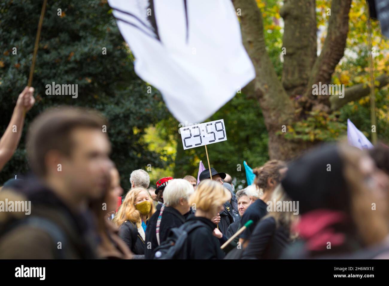 Activistas climáticos se congregan durante la extinción El ascenso de Rebellion y la marcha de Rebel en el centro de Londres. Foto de stock