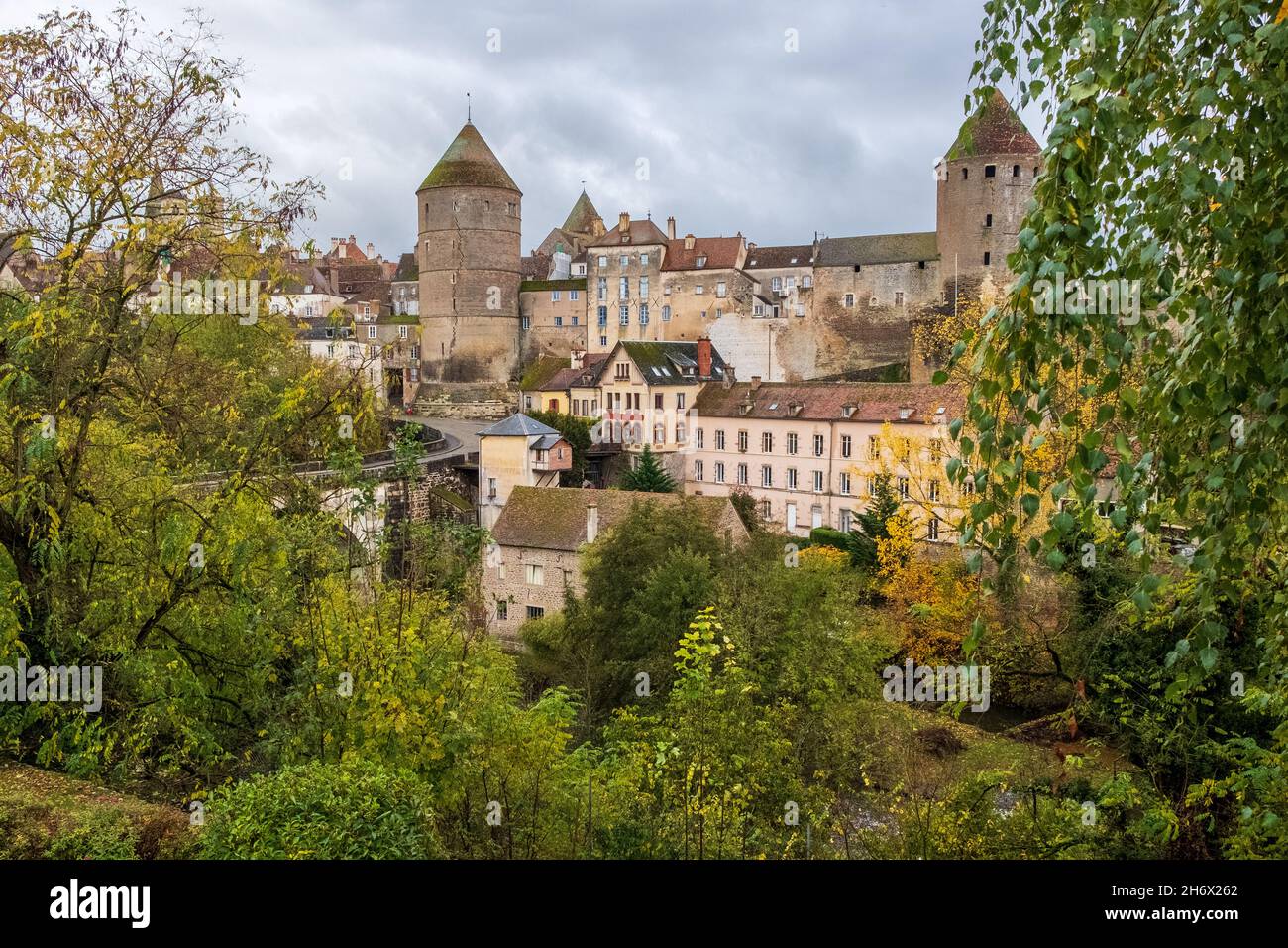 Vista de la ciudad amurallada de Semur-en-Auxois desde encima de Pont Joly Foto de stock