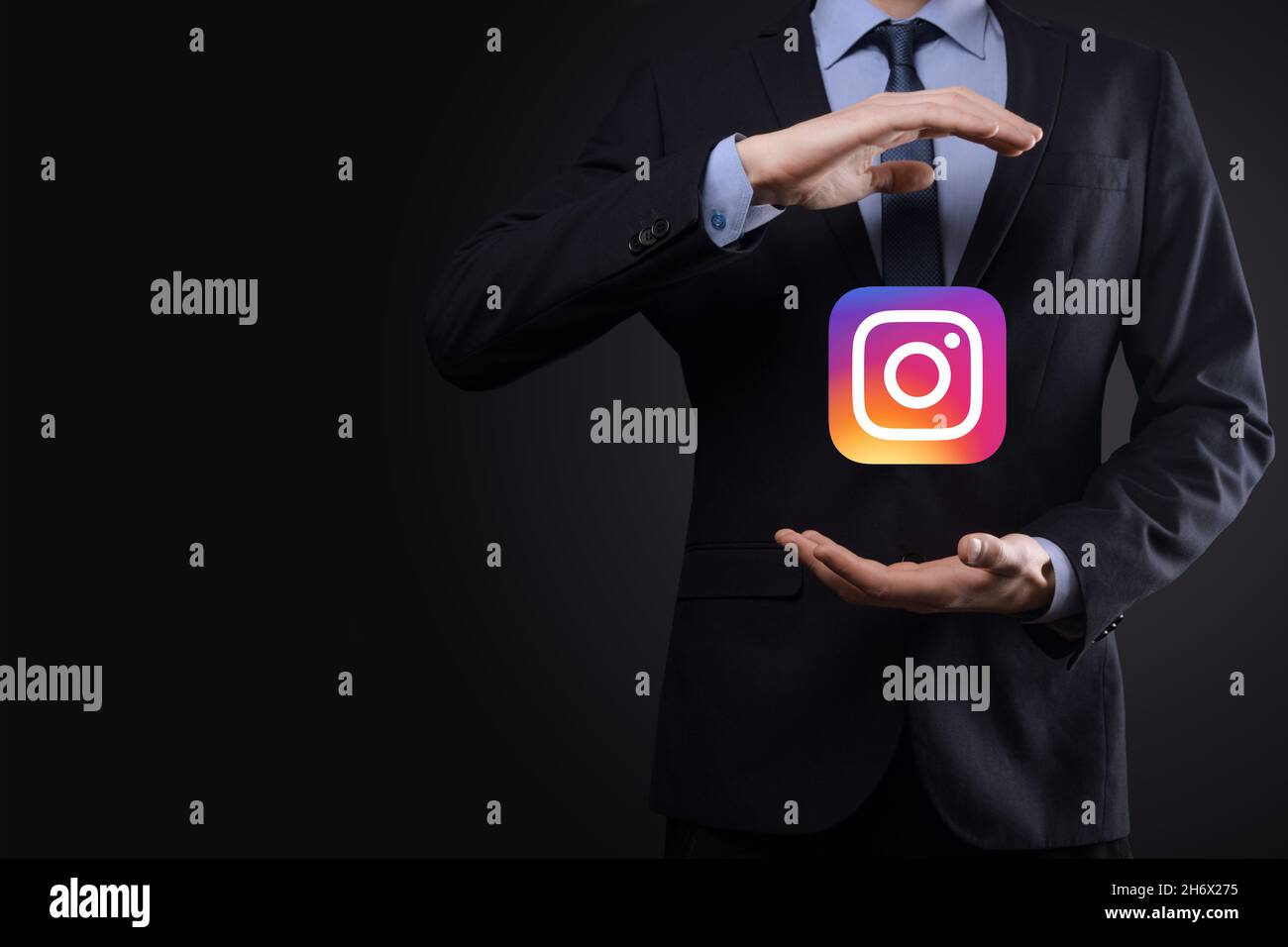 OnOK,Ucrania - Julio 14,2021:Businessman tiene, hace clic, INSTAGRAM icono  en sus manos.Social network.global red y datos cliente connection.internat  Fotografía de stock - Alamy