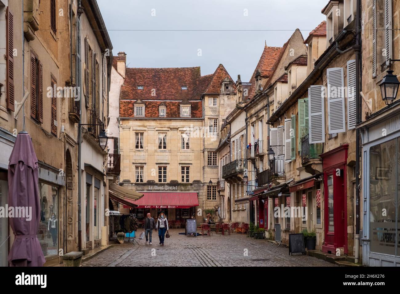 La calle adoquinada de Rue Buffon, Semur-en-Auxois, Foto de stock