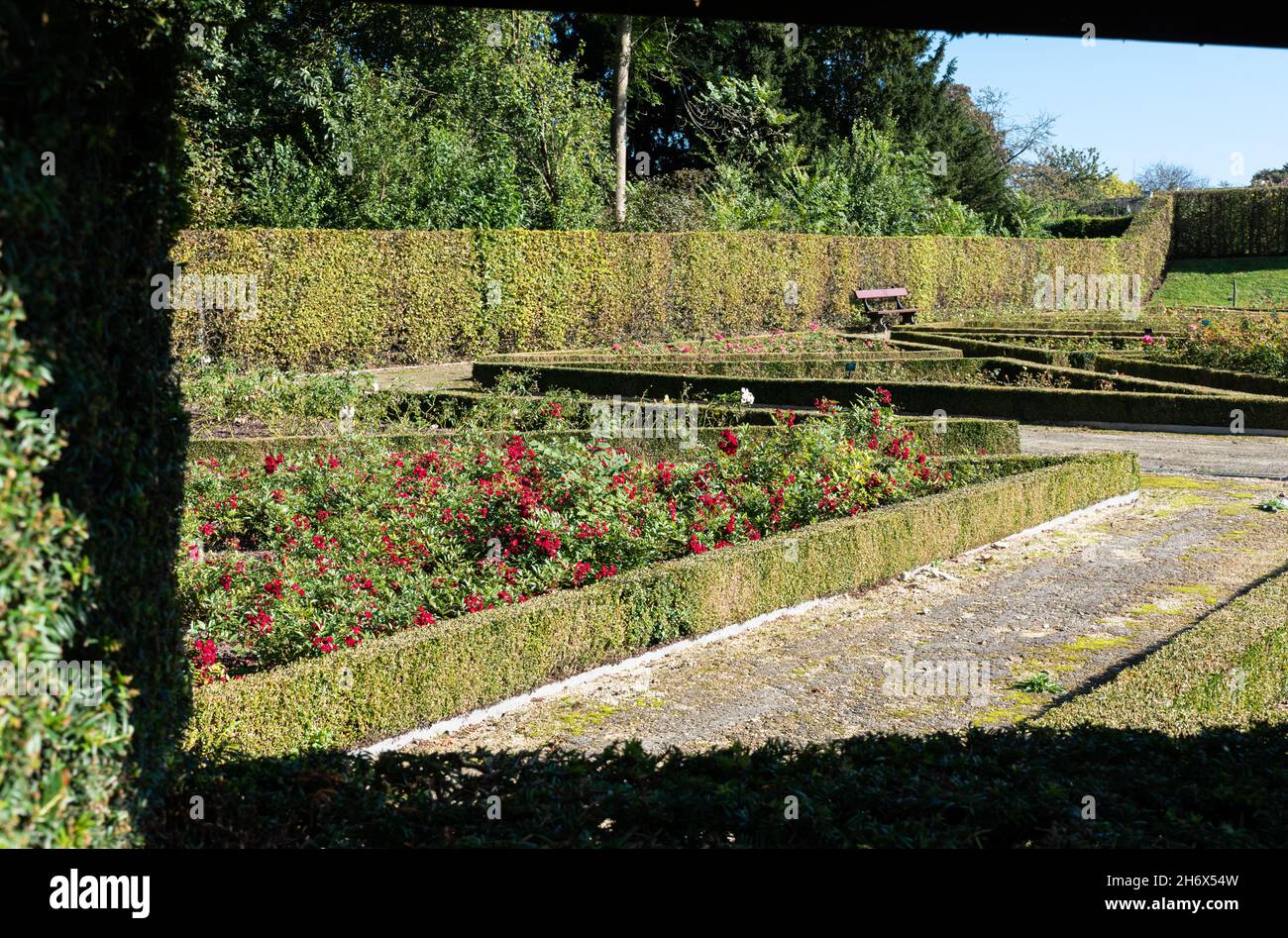 Sint-Pieters-Leeuw, Región Flamenca - Bélgica - 10 17 2021: Entrada del jardín de rosas en el jardín y parque de Coloma Foto de stock
