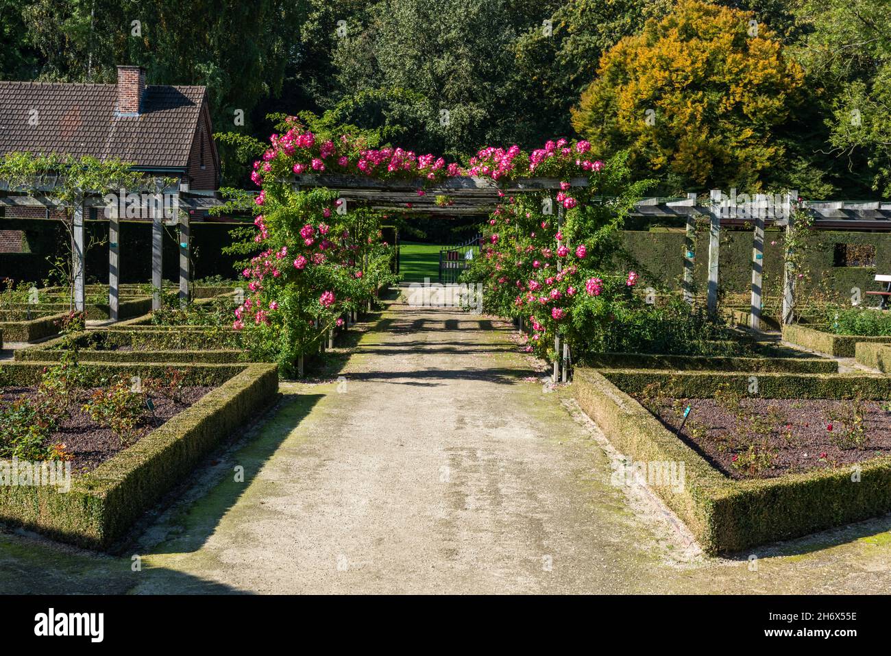 Sint-Pieters-Leeuw, Región Flamenca - Bélgica - 10 17 2021: Entrada del jardín de rosas en el jardín y parque de Coloma Foto de stock