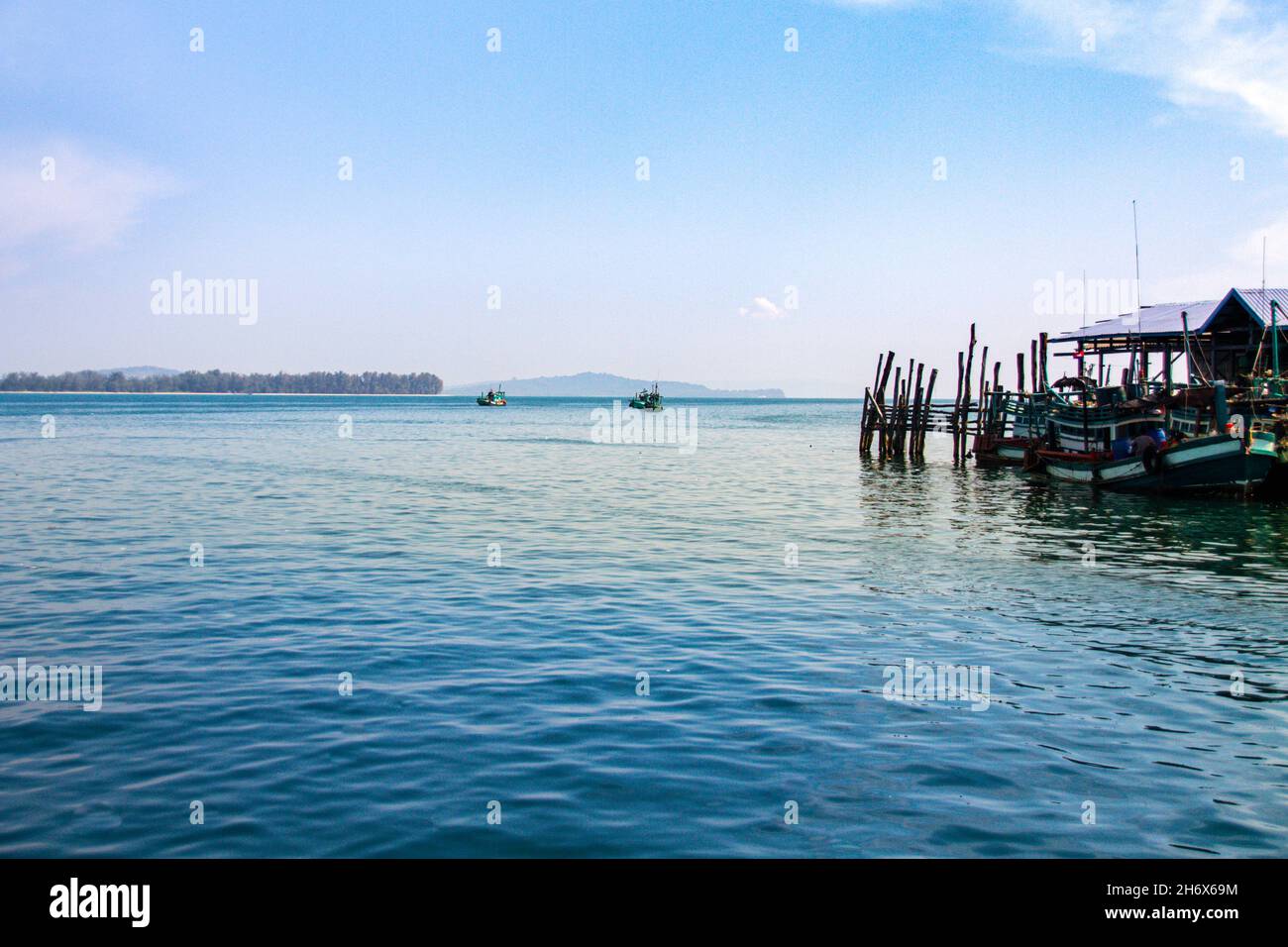 Paisaje minimalista del puerto frente al mar azul y el cielo en la isla Koh Sdach en Camboya Foto de stock