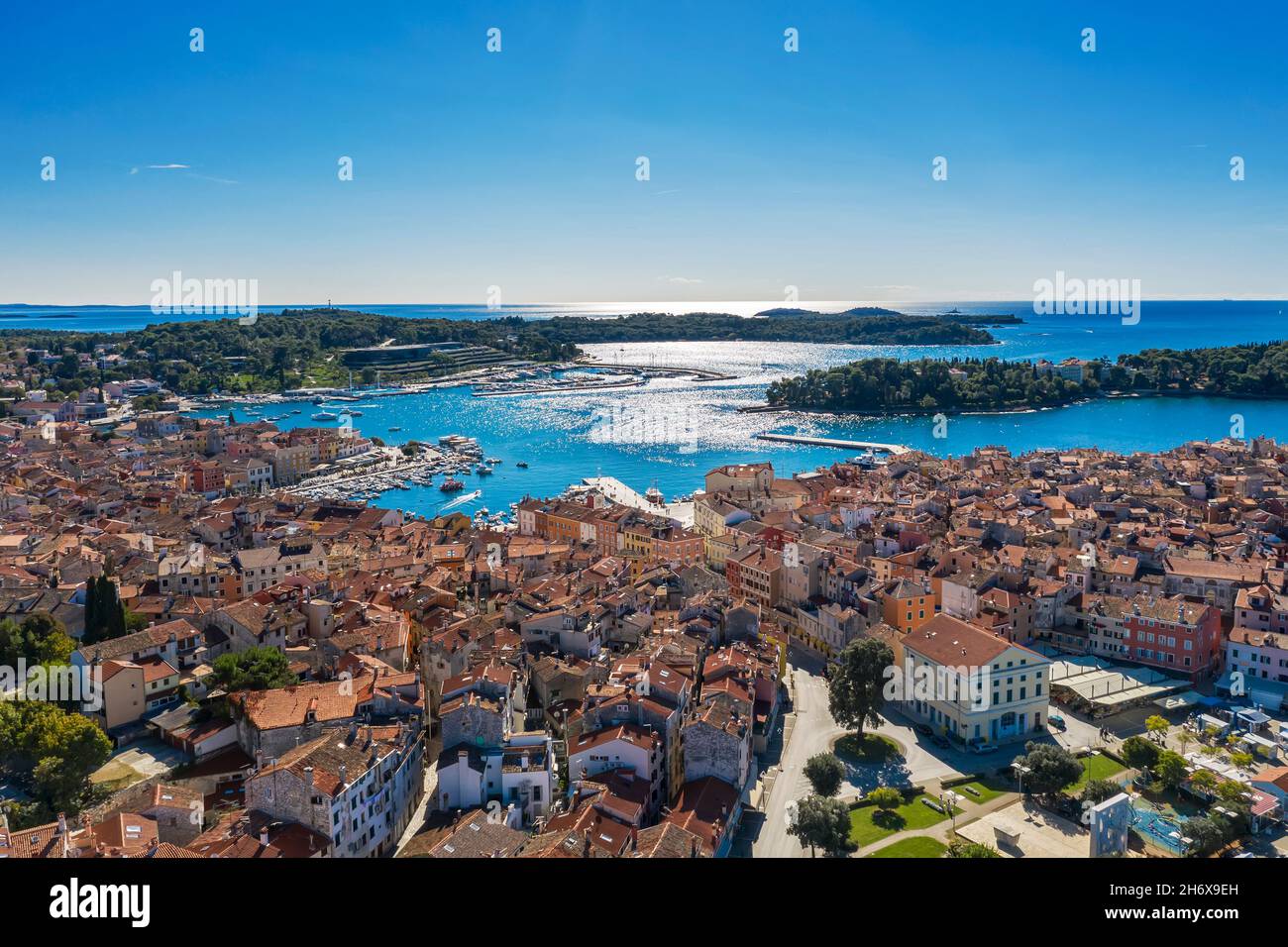 Una increíble vista aérea de Rovinj, puerto con barcos y barcos, Istria, Croacia Foto de stock