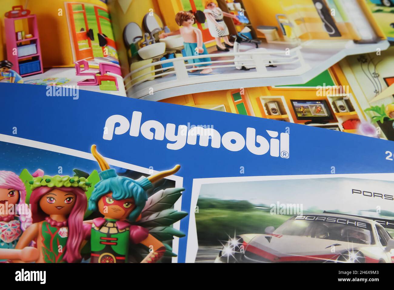 Viersen, Alemania - Noviembre de 9. 2021: Primer plano de playmobil  juguetes catálogo de papel (enfoque en el centro de letras blancas  Fotografía de stock - Alamy