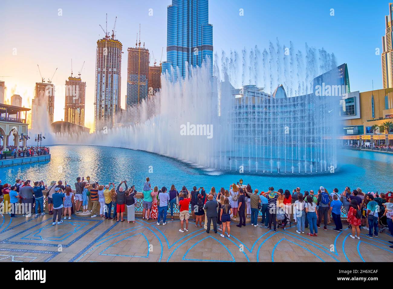 DUBAI, EAU - 3 DE MARZO de 2020: Espectáculo de la Fuente Diurna Muy popular, que se presenta en el corazón del distrito del centro en el lago Burj, el 3 de marzo en Duba Foto de stock