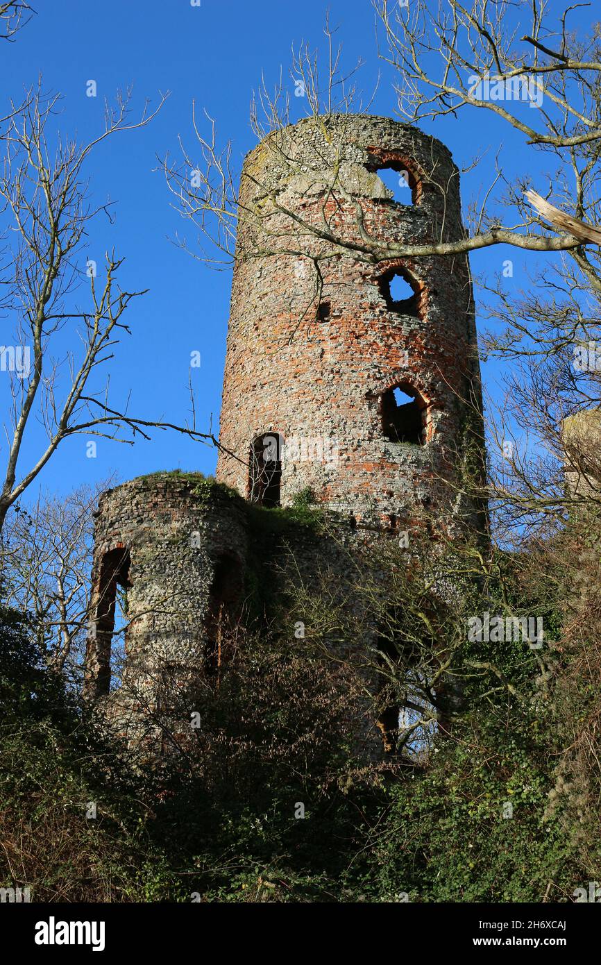 Las ruinas del monumento de Racton cerca de Chichester en West Sussex, Inglaterra Foto de stock