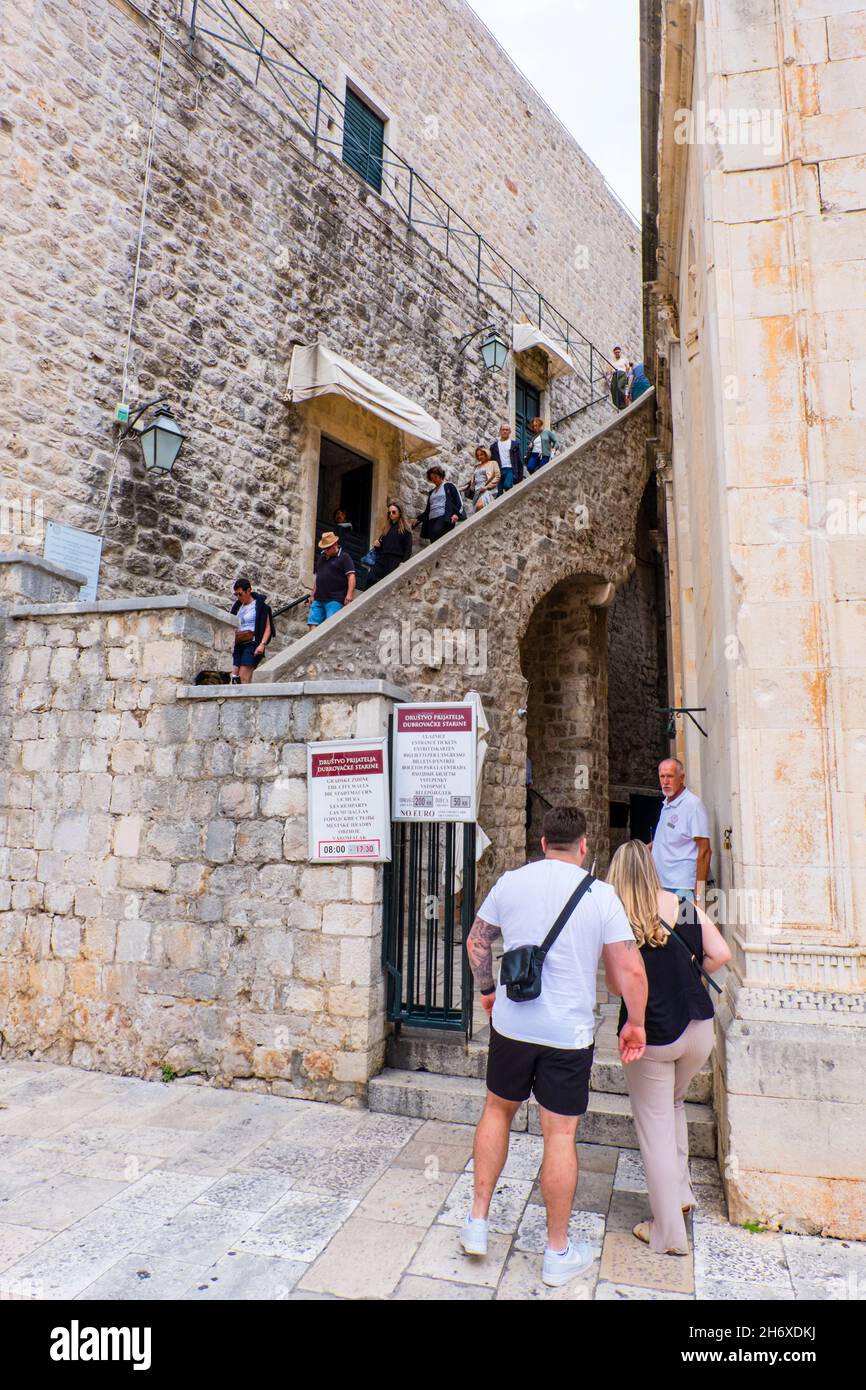 Turistas que suben a y de las murallas de la ciudad, Grad, casco antiguo, Dubrovnik, Croacia Foto de stock