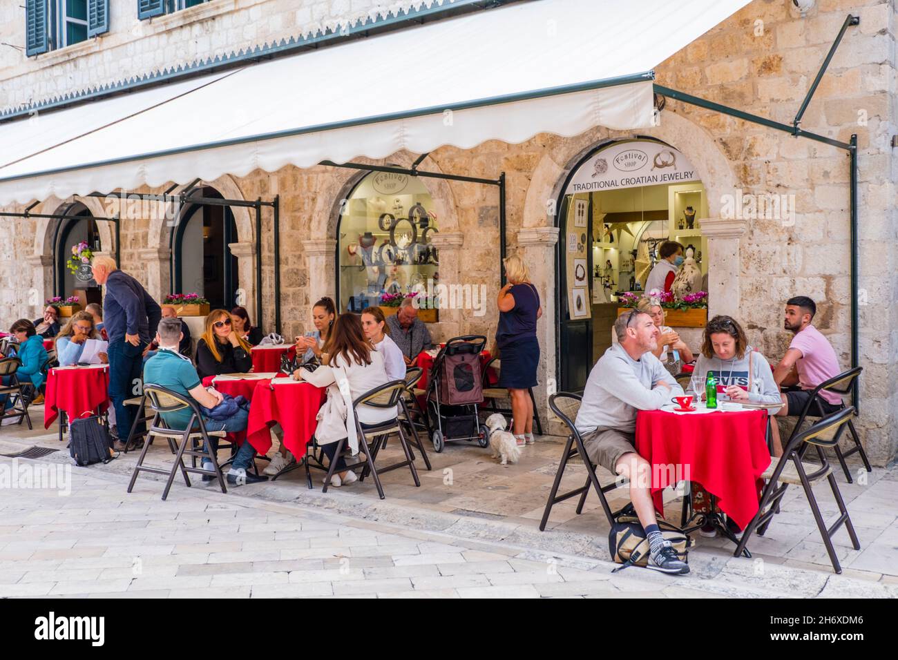Cafe terraza, Stradun, Grad, casco antiguo, Dubrovnik, Croacia Foto de stock