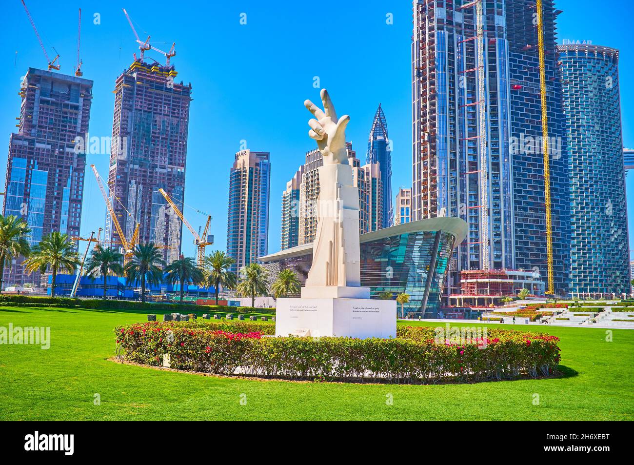 DUBAI, EAU - 3 DE MARZO de 2020: La estatua del Salute de tres dedos en el parque Burj Khalifa en el distrito del centro de Dubai, el 3 de marzo en Dubai Foto de stock