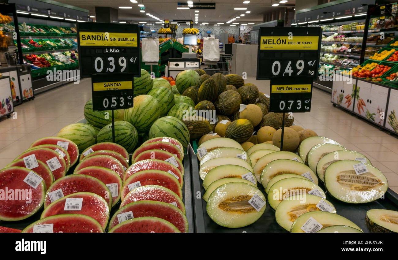 Pasillo de frutas y verduras en supermercado con sandías y melones en venta, España Foto de stock