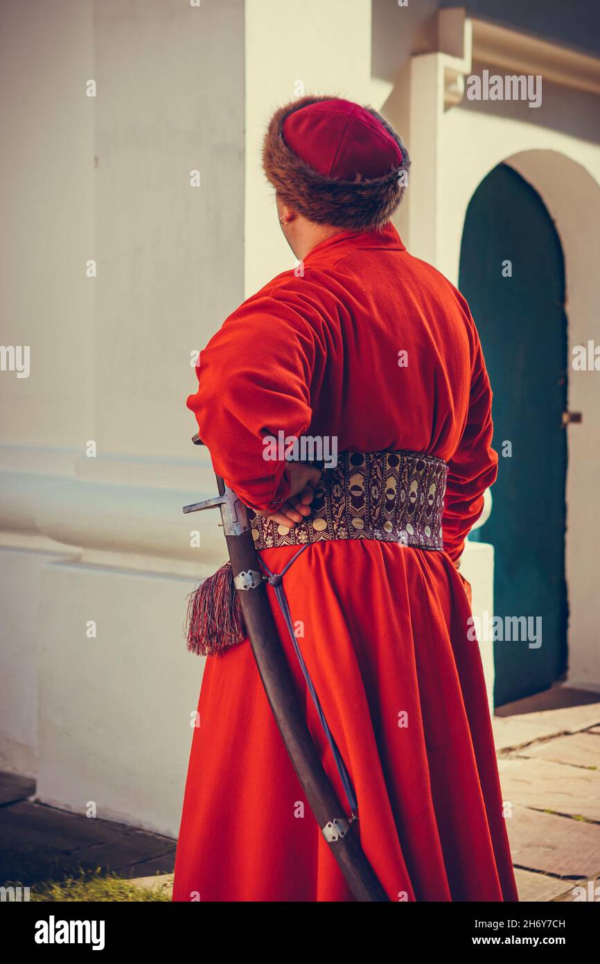 Retrato de un hombre con traje medieval. Estilo retro y conceptos de ropa históricos. La moda de hombres siglo 18th de stock - Alamy