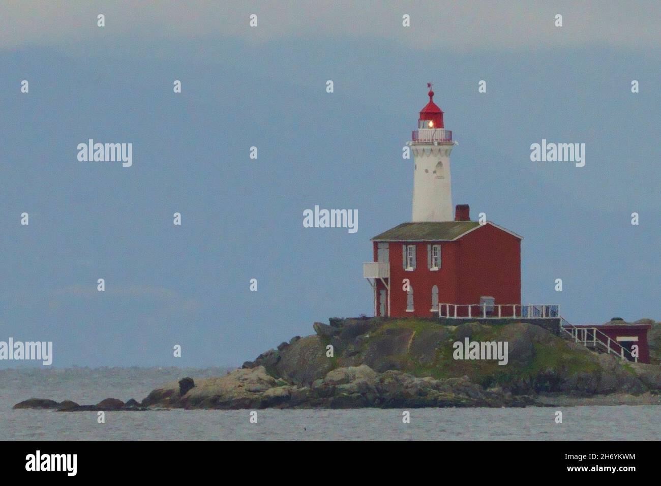 Histórico faro Fisgard en la entrada del puerto de Esquimalt. Foto de stock