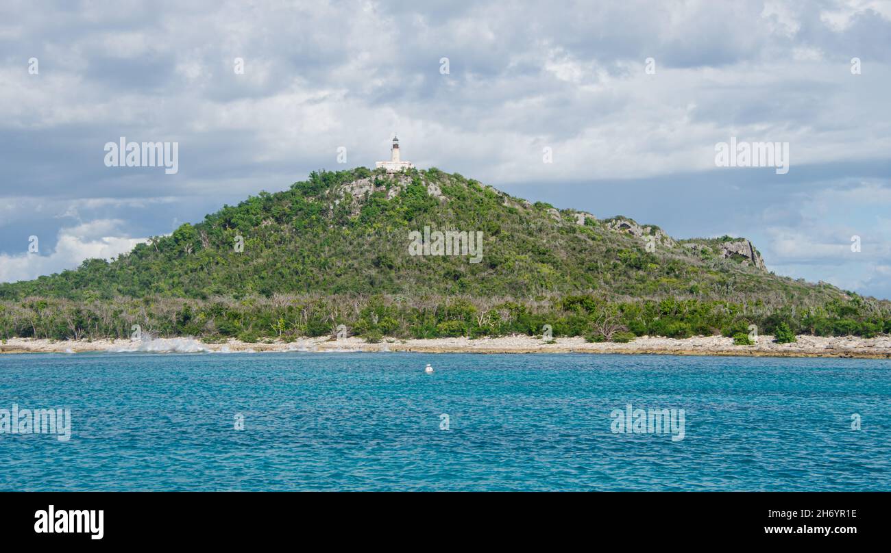 Isla de Caja de Muertos con faro visto desde las aguas del Mar Caribe. Puerto Rico. Foto de stock