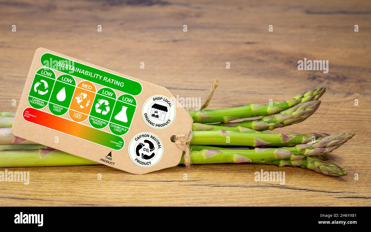 Etiqueta de calificación de sostenibilidad en espárragos orgánicos con gradiente de calificación para el producto, neutro en carbono y etiquetas locales de tienda, concepto de alimentos sostenibles Foto de stock