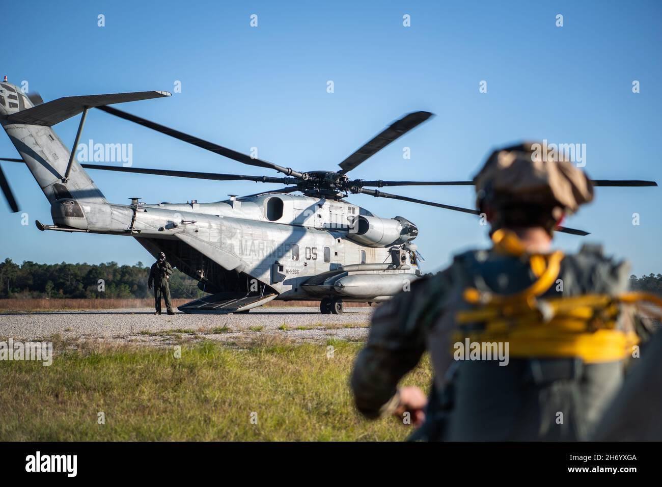 Un avión del Grupo de Defensa Base 820, ala de Operaciones Aéreas Terrestres 93d, se acerca a un helicóptero del Cuerpo de Marines CH-53 'Sea Stallion' en la Base de la Fuerza Aérea Moody, Georgia, 16 de noviembre de 2021. Los aviadores del Grupo de Defensa de la Base de 820, junto con los soldados de la Guardia Nacional del Ejército de Georgia y los miembros de la tripulación del helicóptero del Cuerpo de Infantería de Marina CH-53, realizaron operaciones aéreas de entrenamiento para intercambiar tácticas, técnicas y procedimientos de tres ramas del ejército y fortalecer capacidades conjuntas de misiones de empleo ágiles en combate. (EE.UU Foto de la Fuerza Aérea de 1st Lt. Katie Tamesis) Foto de stock