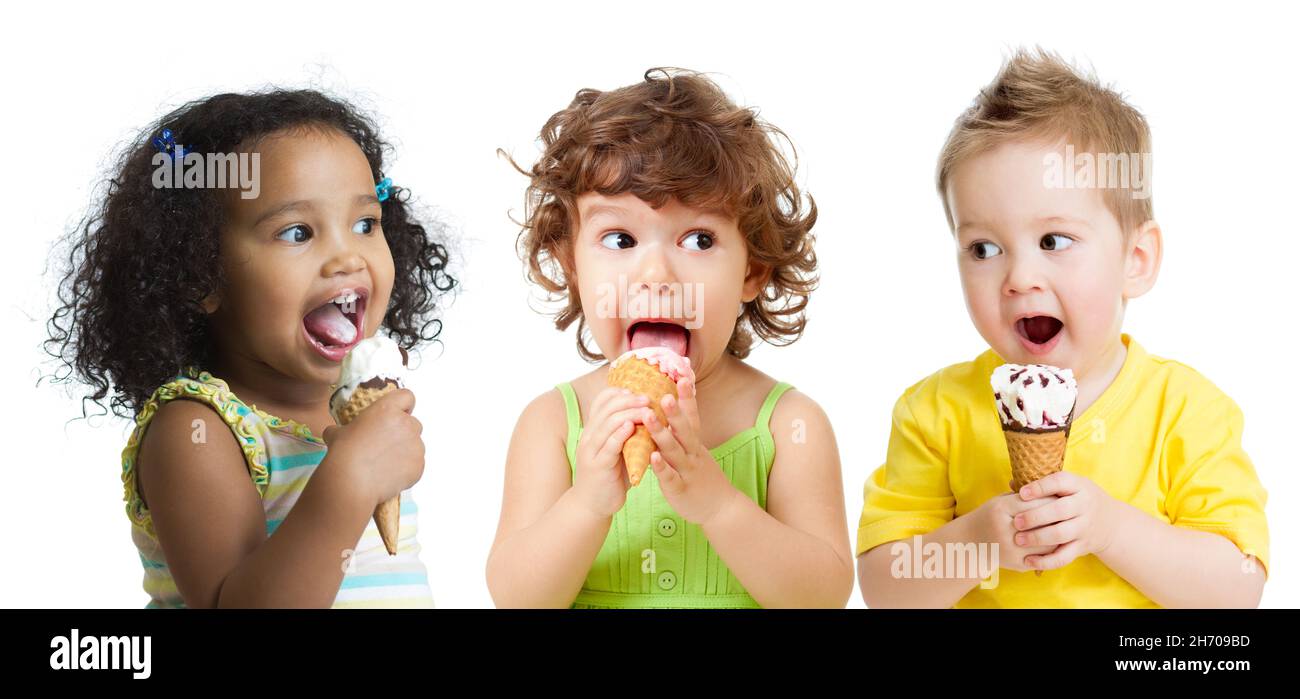 niños divertidos un niño y dos niñas comiendo conos de helado aislados Foto de stock