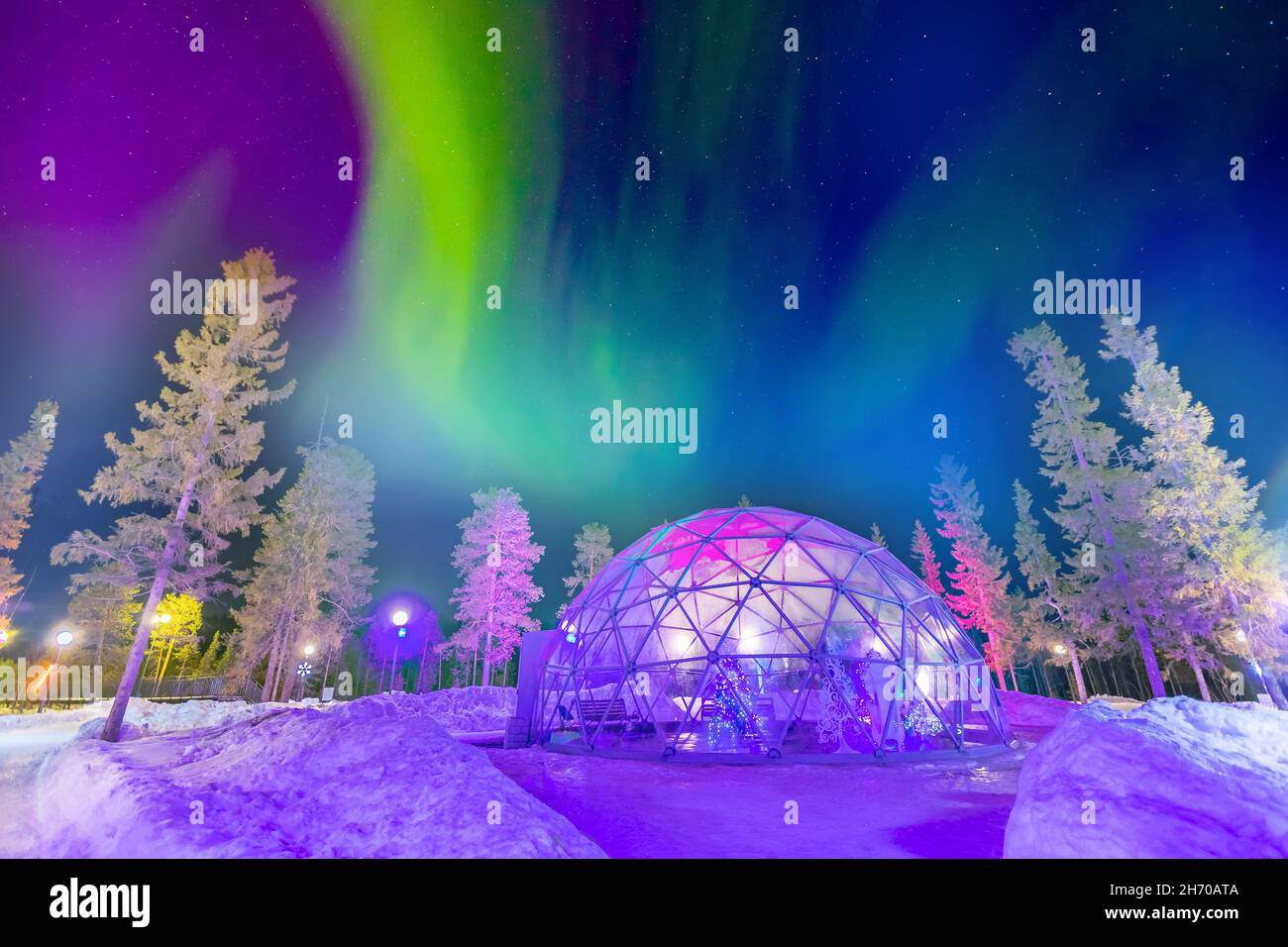 Carpa panorámica para ver las luces del norte. Viaje al ártico a aurora borealis. Foto de stock