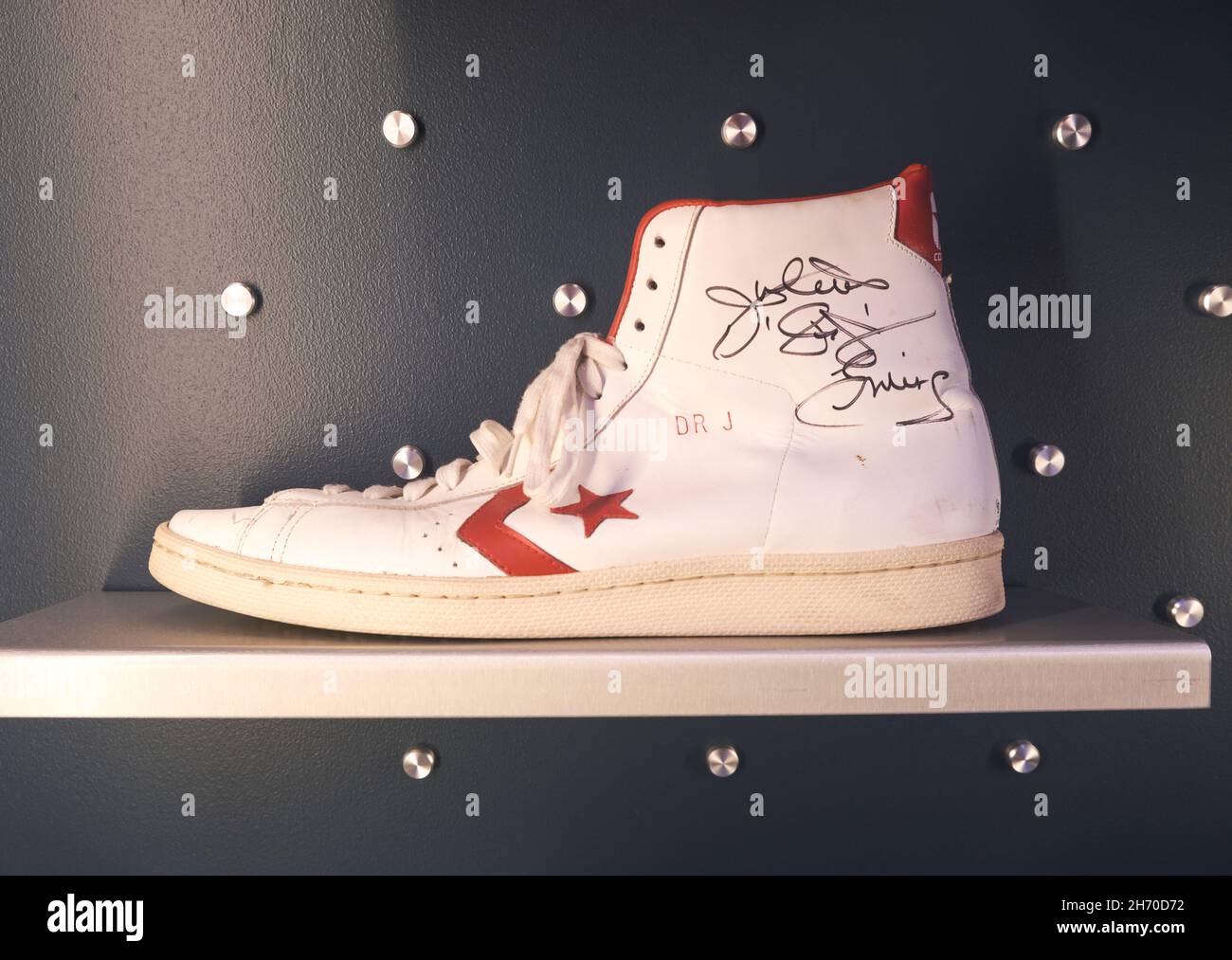 Unas sneakers Converse de corte alto, zapatillas de tenis autografiadas y  pertenecientes al Dr. J, Julius Erving. En el Museo del Salón de la Fama  del Baloncesto de la NBA. En Springfield,