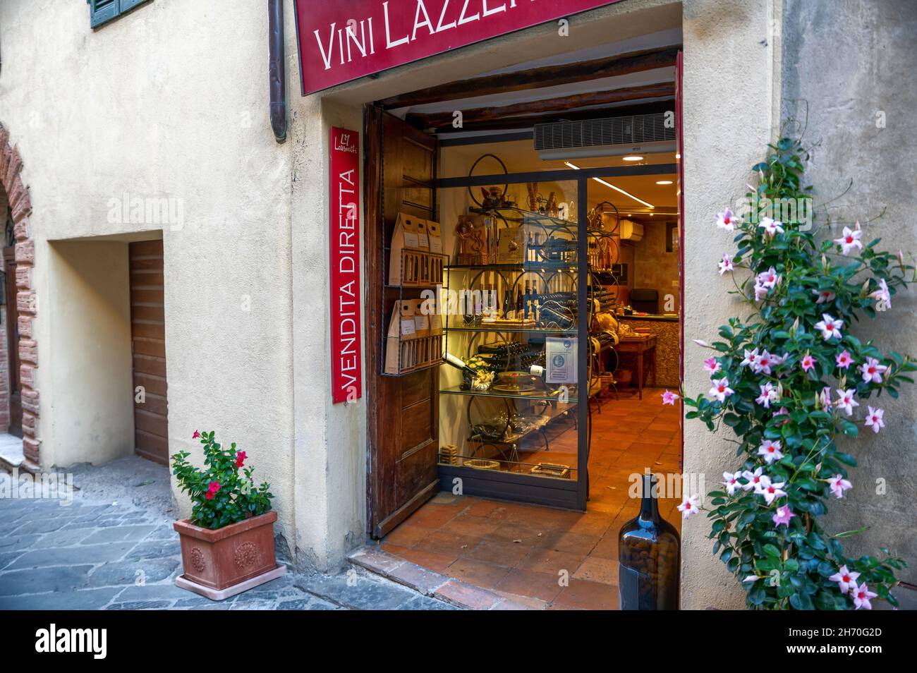 Montalcino, Toscana, Italia. Agosto de 2020. Las típicas tiendas de vinos locales tienen vistas a la calle principal del pueblo, principalmente el Brunello. Las botellas son Foto de stock